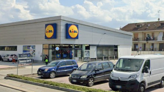 Canelli - Rubano un trolley al Lidl e lo riempiono di spesa: arrestati due giovani