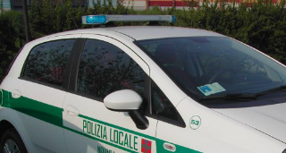 Asti - Auto sfonda il dehors di un bar: indaga la polizia