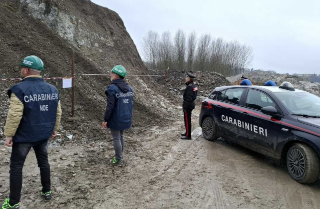 Asti–Alessandria: maxi operazione dei Carabinieri su un presunto traffico illecito di rifiuti legato ai cantieri fotovoltaici