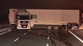 Incidente all’alba sull’A21 a Villanova d’Asti: autoarticolato si ribalta e blocca la carreggiata